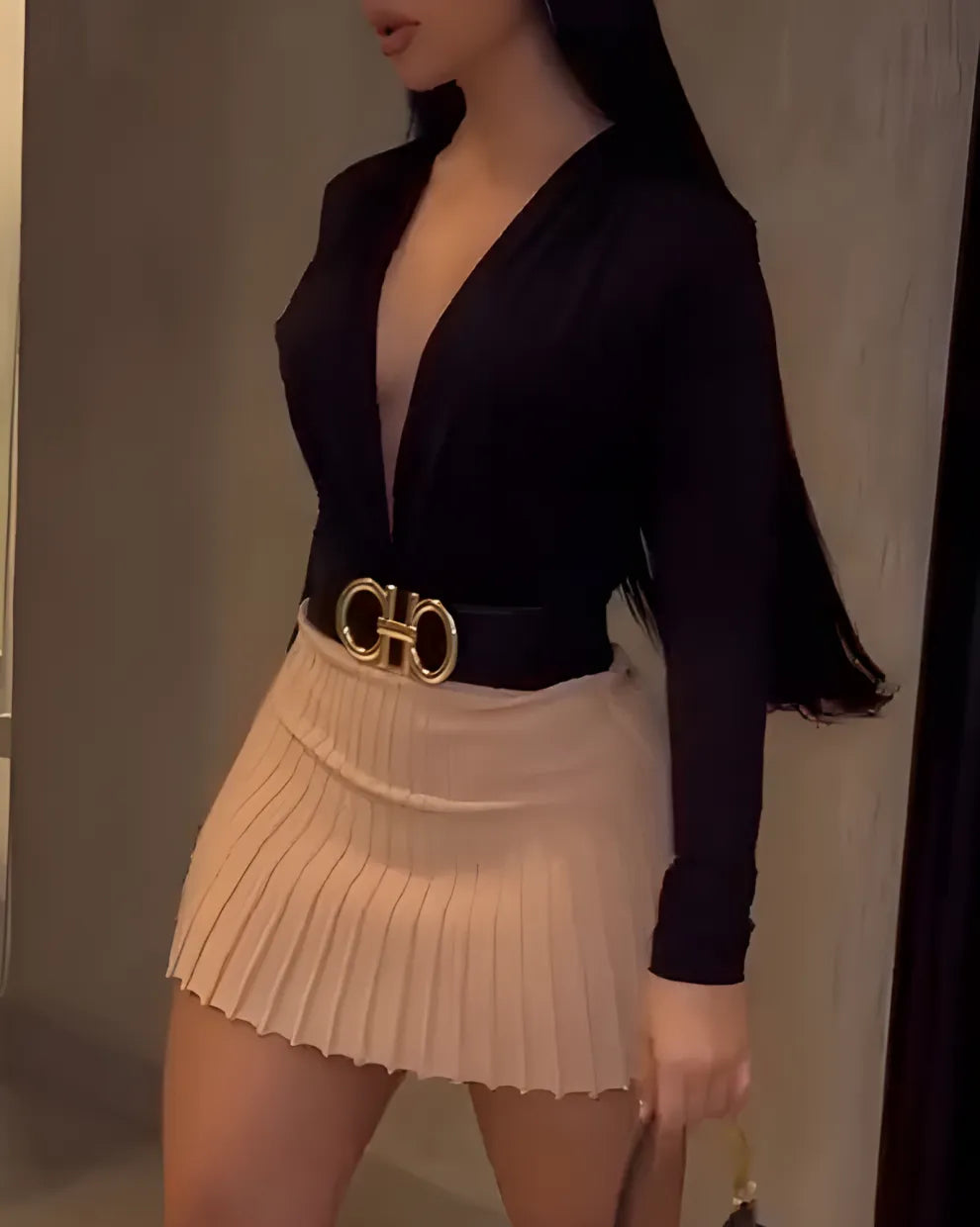 Conjunto de dos piezas para mujer: body de manga larga y falda.