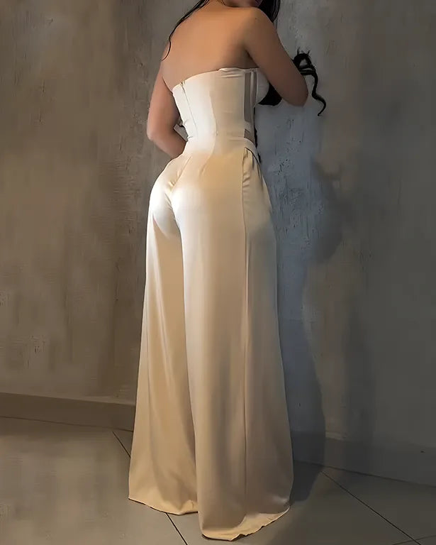 Mono informal de pierna ancha con escote palabra de honor y corte ajustado.