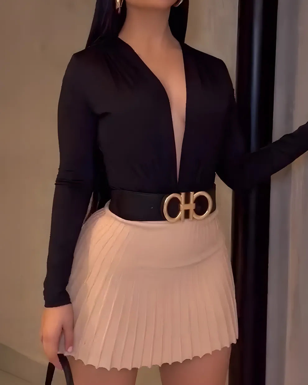 Conjunto de dos piezas para mujer: body de manga larga y falda.
