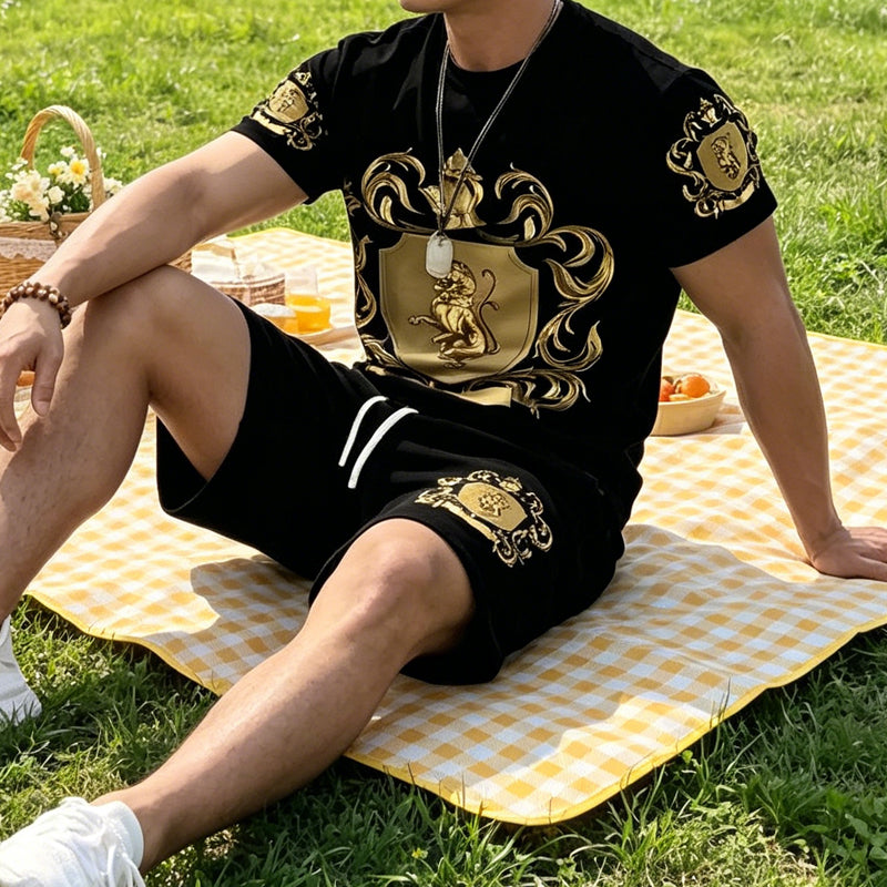 Conjunto de Camiseta y Shorts con Estampado de Escudo Dorado para Hombre
