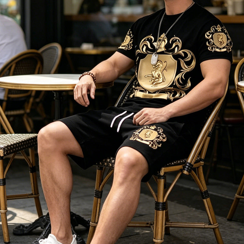 Conjunto de Camiseta y Shorts con Estampado de Escudo Dorado para Hombre