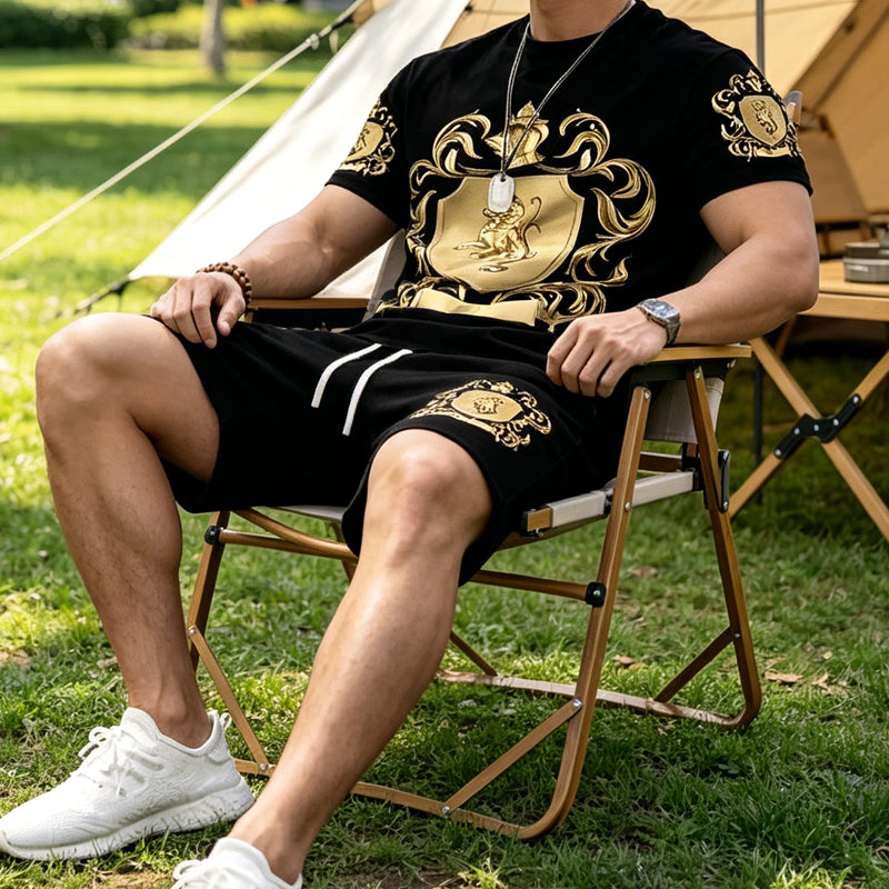 Conjunto de Camiseta y Shorts con Estampado de Escudo Dorado para Hombre